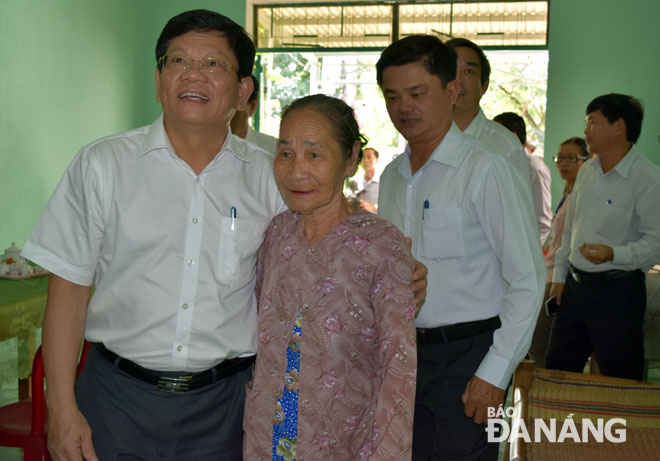 Phó Bí thư Thường trực Thành uỷ Võ Công Trí chia sẻ niềm vui có nơi ở mới khang trang cùng gia đình bà Nguyễn Thị Hoa. 