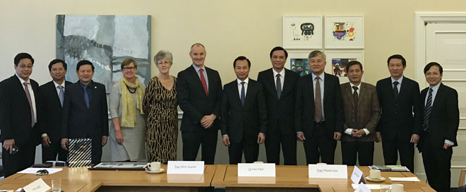 Secretary Anh (6th right) and the Aston University representatives