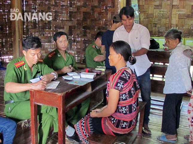 Công an huyện Hòa Vang làm Chứng minh nhân dân cho đồng bào Cơ tu tại nhà Gươl thôn Phú Túc, xã Hòa Phú.