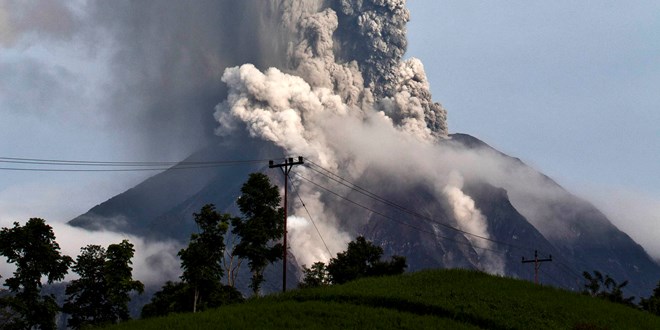 A photo of volcano Sinabung. (Source: huffingtonpost.com)