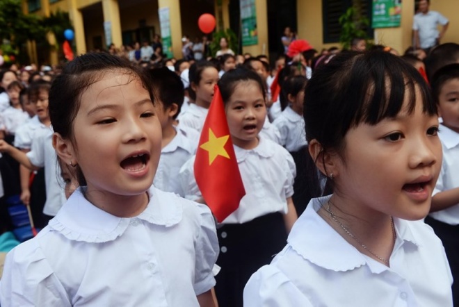 Students sing the national during a ceremony marking the new school year at a primary school in Ha Noi. (Photo by AFP)