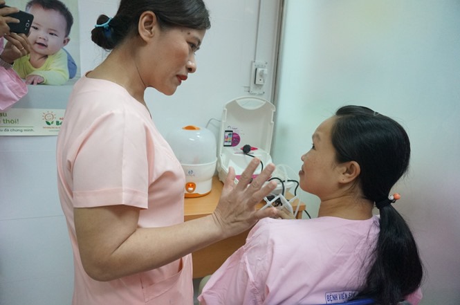 A mother donates milk at Viet Nam’s first human milk bank in Da Nang