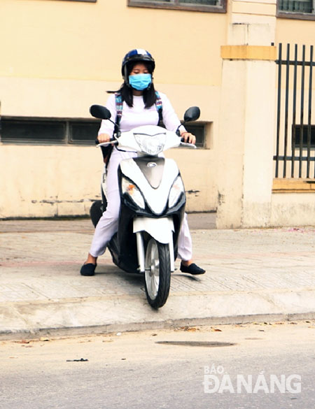 Học sinh đi xe máy điện lên vỉa hè đường Nguyễn Thị Minh Khai không an toàn vì vỉa hè cao.