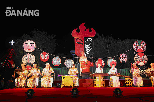 Nhà hát Tuồng Nguyễn Hiển Dĩnh cũng góp phần làm sinh động bức tranh đêm Đà Nẵng tại phía bắc bờ đông cầu Sông Hàn với tiết mục  hòa tấu nhạc cụ dân tộc.Ảnh: V.T.L 