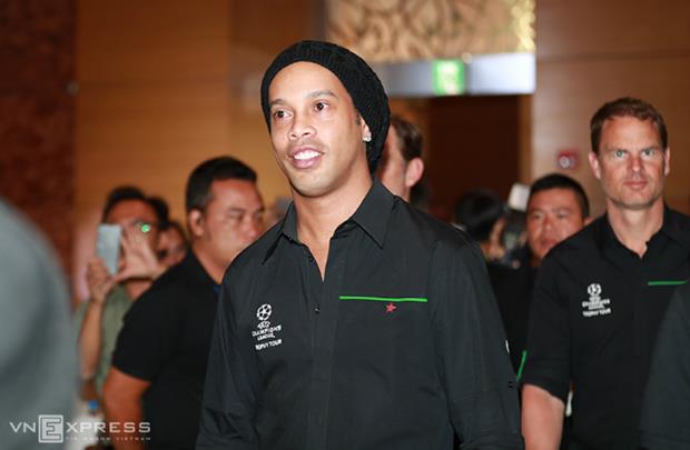 Ronaldinho attended a press conference with Vietnamese media on Thursday morning, one day after arriving in Ho Chi Minh City. He was joined by Dutch brothers Ronald De Boer and Frank De Boer.