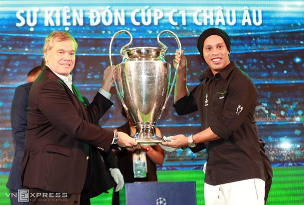 This is not the first time the Champions League Trophy has visited Viet Nam. The country's soccer fans have witnessed the trophy with Ruud Van Nistelrooy and Robert Pires in 2014, and Carlos Puyol and Ruud Gullit  in 2016.