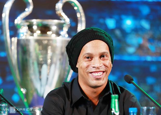 Ronaldinho greeted the press in Vietnamese with his trademark infectious smile. 