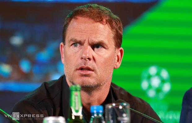 Contrary to Ronaldinho's hopes, former Dutch star Frank de Boer said that while this year's Champions League has been great so far with many unpredictable results, Barca are unlikely to surprise again. Juventus will be the team to win this year's Champions League, he predicted.