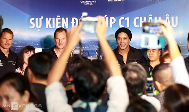 Ronaldinho and the de Boer brothers will visit the southern city of Can Tho with the trophy, before returning to Ho Chi Minh City to join a friendly exchange with fans the following day at Military Zone 7 Stadium. This year's UEFA Champions League Trophy tour visits Can Tho (April 13), HCMC (April 14), Dong Nai (April 15), Da Nang (April 16), Hanoi (April 17) and Hai Phong (April 18). It will also visit Jamaica, Panama, Colombia, Egypt and India.