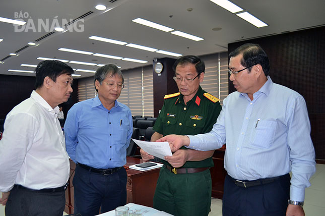 Chủ tịch UBND thành phố Huỳnh Đức Thơ (bìa phải) trao đổi với các Phó Chủ tịch UBND thành phố và Chỉ huy trưởng Bộ Chỉ huy Quân sự thành phố về việc triển khai dự án trên địa bàn.      Ảnh: VIỆT DŨNG