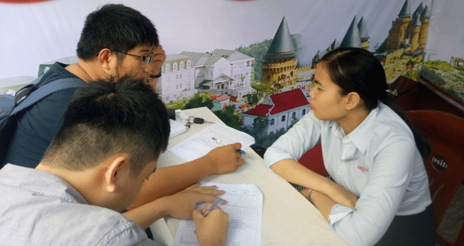 sinh viên tham gia phỏng vấn tại Ngày hội hướng nghiệp và tuyển dụng ở Trường Đại học Duy Tân 		   