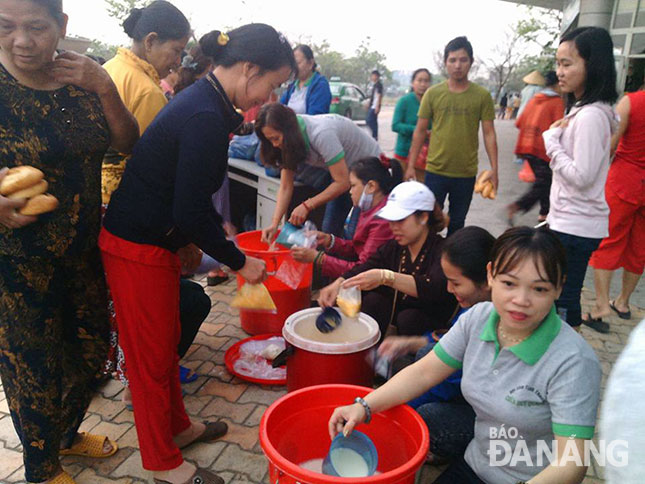 Hội cháo tình thương chùa Huệ Quang phát cháo, sữa cho bệnh nhân nghèo của Bệnh viện Phụ sản-Nhi Đà Nẵng.