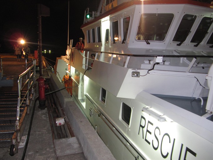 A rescue ship from Đà Nẵng rescued a fishing boat and 11 crew members in waters off the Hoàng Sa Archipelago, 140 nautical miles away from Đà Nẵng’s coast. VNS Photo Công Thành Read more at http://vietnamnews.vn/society/374750/fishing-boat-11-crew-members-rescued.html#STpL9D1KO3uqzC72.99