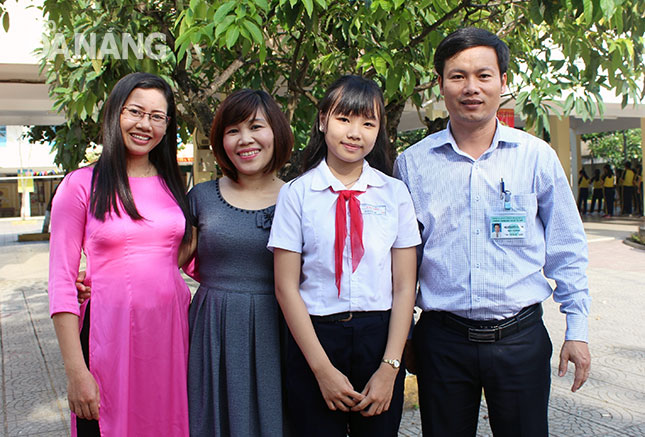  Vi (2nd right) with her teachers