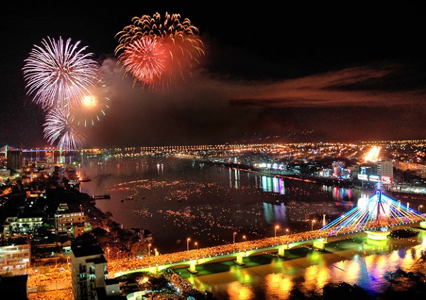 Spectacular fireworks over the Han River