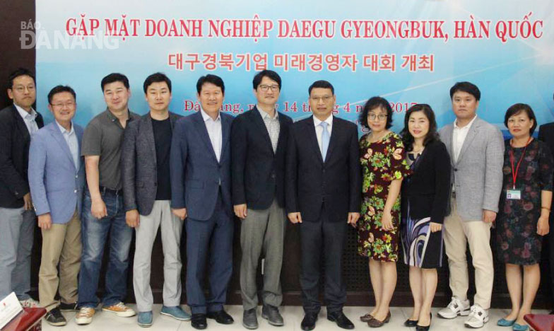 Vice Chairman Minh (5th right) and the Korean businesspeople