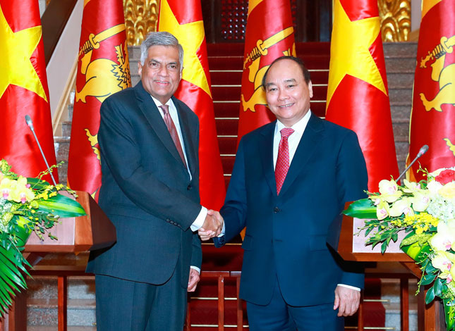 Thủ tướng Nguyễn Xuân Phúc và Thủ tướng Sri Lanka Ranil Wickremesinghe gặp gỡ phóng viên báo chí sau hội đàm và lễ ký kết. Ảnh: TTXVN