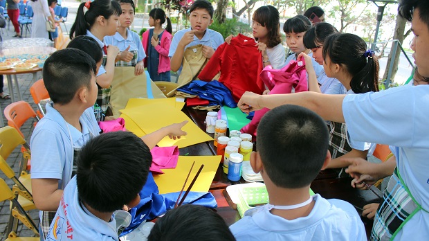 Contestants at the drawing contest (Photo: http://thuvien.danang.gov.vn)