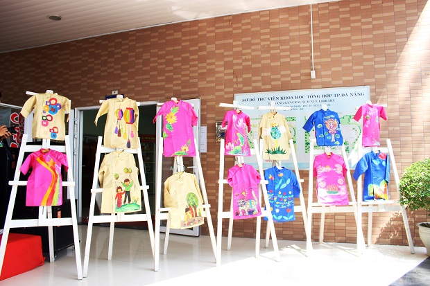  Some of the ‘ao dai’ exhibits
