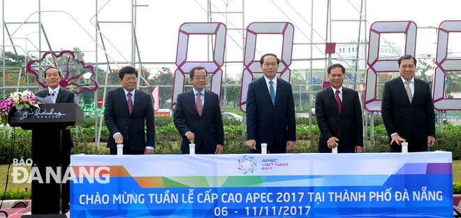 President Quang (3rd right) and the municipal leaders at the ceremony