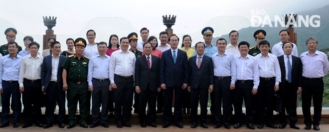 President Quang (front row, 7th right) and some Da Nang leaders taking a photo at the InterContinental Danang Sun Peninsula Resort