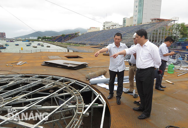 Vice Chairman Dung checks construction of the stage 