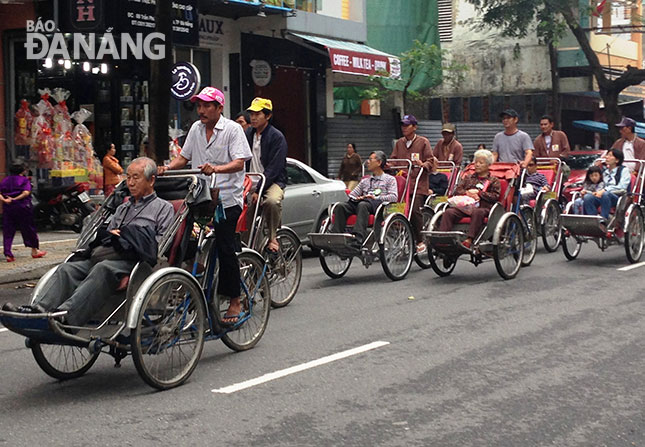 Du khách trải nghiệm tour ngắm Đà Nẵng bằng xích-lô. 