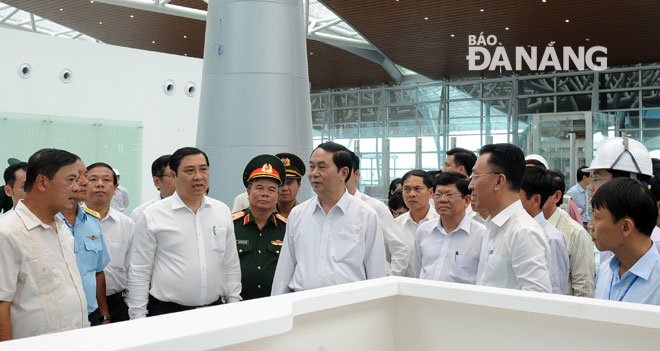 President Quang at the construction site of the construction of the new international passenger terminal 