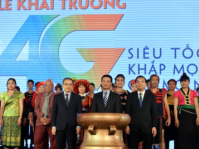 Deputy Minister of Information and Communications Phan Tam (1st left, front) at the 4G launch ceremony                                                                                