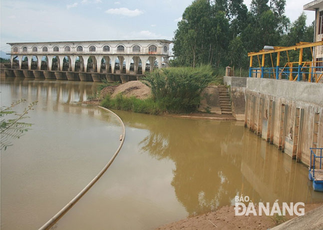 Mực nước sông Yên tại trạm bơm phòng mặn An Trạch hạ xuống mức rất thấp trong mấy ngày qua, đe dọa việc cung cấp nước sinh hoạt ổn định cho người dân thành phố.