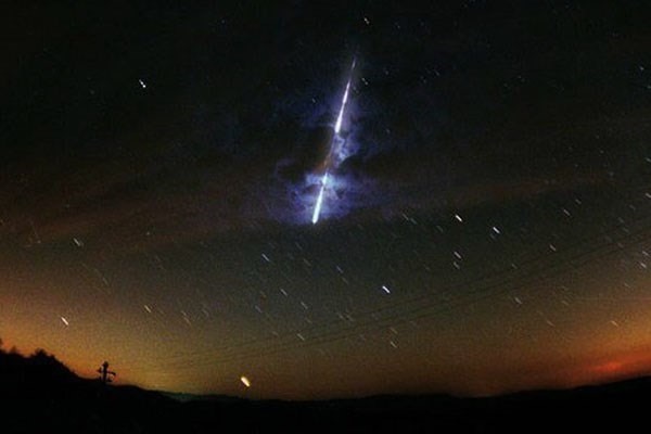 A meteor falls from the sky.—Illustrative photo USAtoday.com Read more at http://vietnamnews.vn/society/375040/stargazers-to-see-lyrids-meteor-shower-midnight-saturday.html#IT7WhFzxPg3AgseU.99