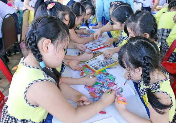 Ngoài ra, tham gia các hoạt động phụ trợ như: tô màu với chủ đề Sắc màu cổ tích Việt Nam.