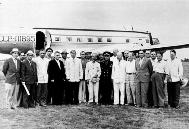 Late president Hồ Chí Minh (the twelve, left) visited Novosibirsk city in July 1955, his first official visit to the Soviet. — VNA/VNS File Photos