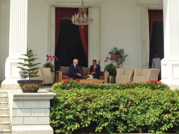 ndonesian President Joko Widodo (R) receives US Vice President Michael Pence. (Photo: AP)