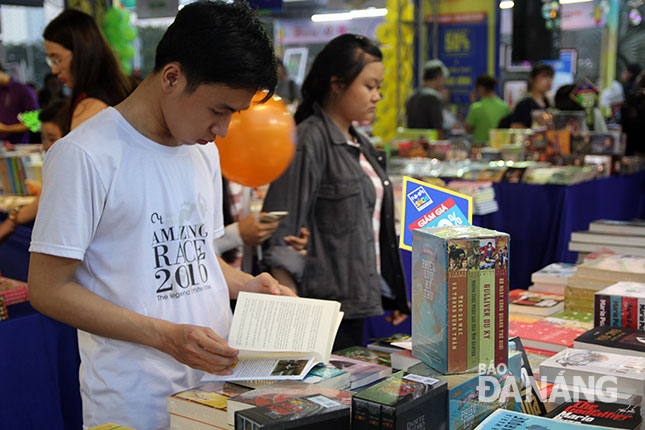 Không gian đọc tại Đà Nẵng ngày càng đa dạng và rộng mở. TRONG ẢNH: Tham quan các gian hàng tại Hội sách Hải Châu 2017. 													Ảnh: NGỌC HÀ