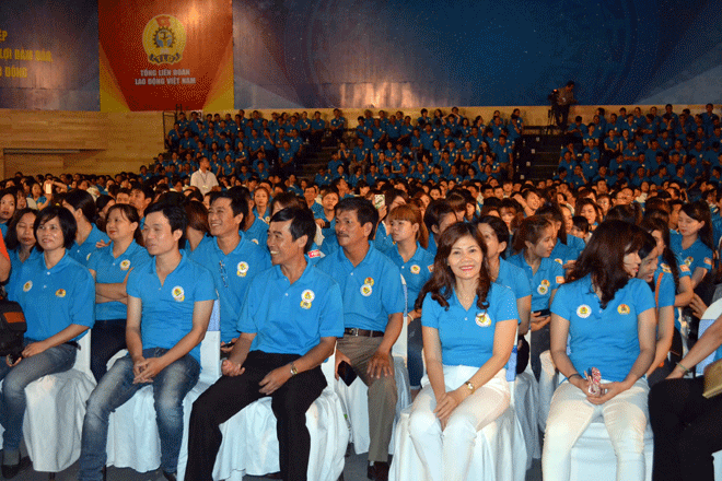 hơn 2.000 công nhân lao động tại các tỉnh, thành phố vùng kinh tế trọng điểm miền Trung tham gia đối thoại cùng Thủ tướng Nguyễn Xuân Phúc