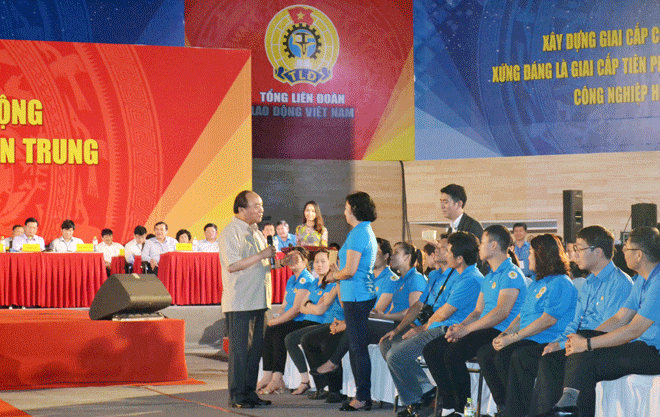 Thủ tướng xuống gặp gỡ và trả lời câu hỏi của công nhân đến từ tỉnh Thừa Thiên-Huế