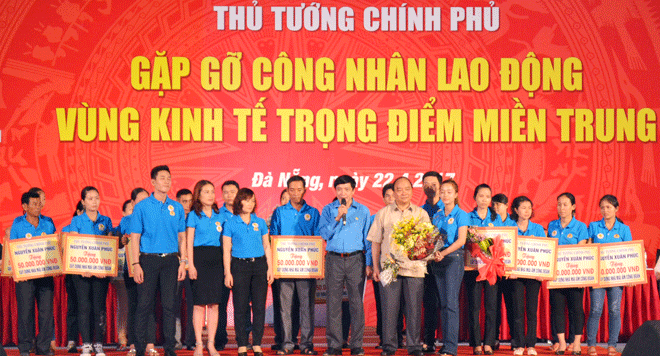 Công nhân tặng hoa Thủ tướng Nguyễn Xuân Phúc