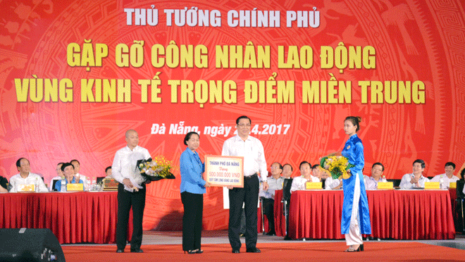 Chủ tịch UBND thành phố Đà Nẵng Huỳnh Đức Thơ trao 500 triệu đồng cho Tổng Liên đoàn Lao động Việt Nam hỗ trợ xây dựng 10 căn nhà Mái ấm công đoàn 