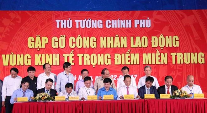 Thủ tướng Nguyễn Xuân Phúc chứng kiến lễ ký kết hợp tác nhằm hỗ trợ đi lại và giảm giá vé máy cho công nhân lao động trên cả nước giữa Tổng Liên đoàn Lao động Việt Nam và Jetstar Pacific. (Ảnh: Jetstar cung cấp)