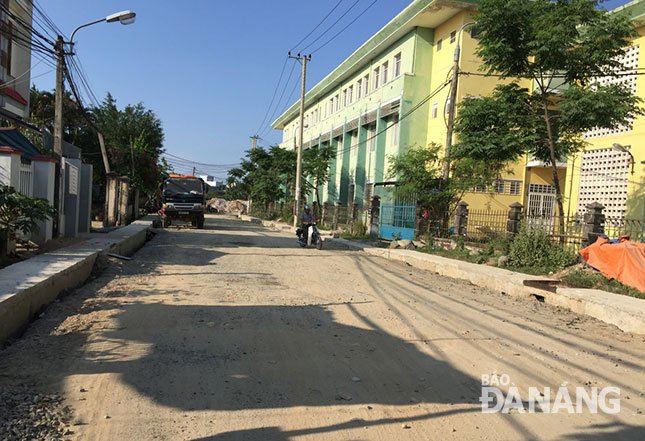 Đoạn đường Nguyễn Huy Tưởng nối dài đã thi công xong phần cống hai bên, đang chờ cấp phối, thảm nhựa.
