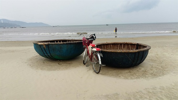 The beach of Sơn Trà Peninsula is a favourite for summer holidays in Đà Nẵng. VNS Photo Công Thành Read more at http://vietnamnews.vn/life-style/375131/crowd-visitors-flock-to-da-nang-next-week.html#ZGUkW0P3QS4230TJ.99