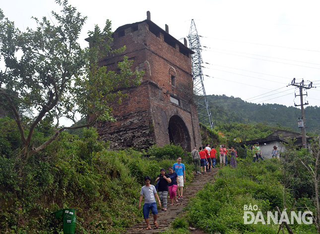  Visitors at the Hai Van Gate