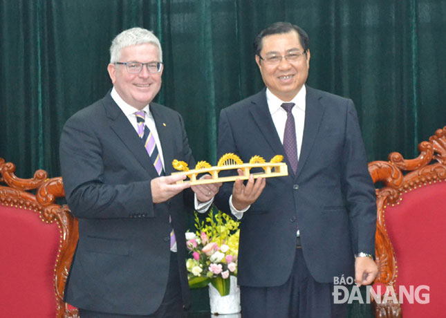 Chairman Tho (right) presenting a momento to Ambassador Chittick OAM