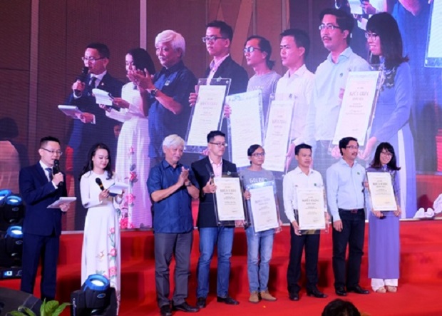  At the awards ceremony (Photo: danang.gov.vn)