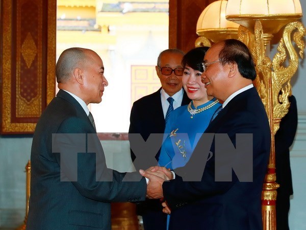 Prime Minister Nguyen Xuan Phuc shakes hands with King of Cambodia Norodom Sihamoni on April 24 (Photo: VNA)