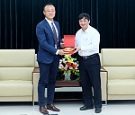 Vice Chairman Dung (right) and 