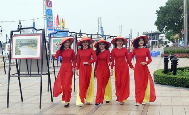 Beautiful ladies in ‘ao dai’ (Vietnamese traditional long dress) at the exhibition