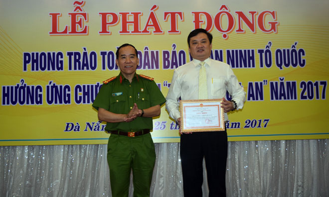 Phó Giám đốc Công an thành phố Lê Quốc Dân trao Giấy khen cho Công ty taxi Tiên Sa vì có thành tích xuất sắc qua 10 năm thực hiện Phong trào Toàn dân bảo vệ ANTQ.