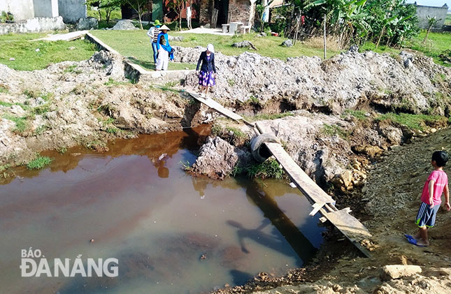 Dòng nước thải ô nhiễm chảy qua khu vực tổ 61 phường Hòa Khánh Bắc.